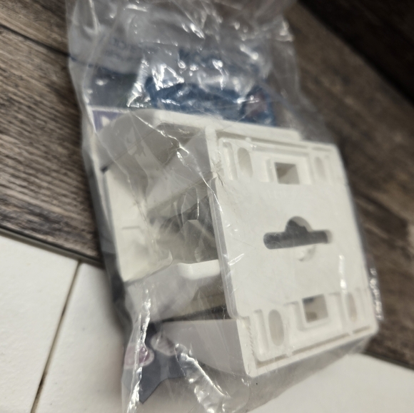 Freedom Set and Secure 2-Pack White Vinyl Fence Bracket #758815 - Picture 2 of 2